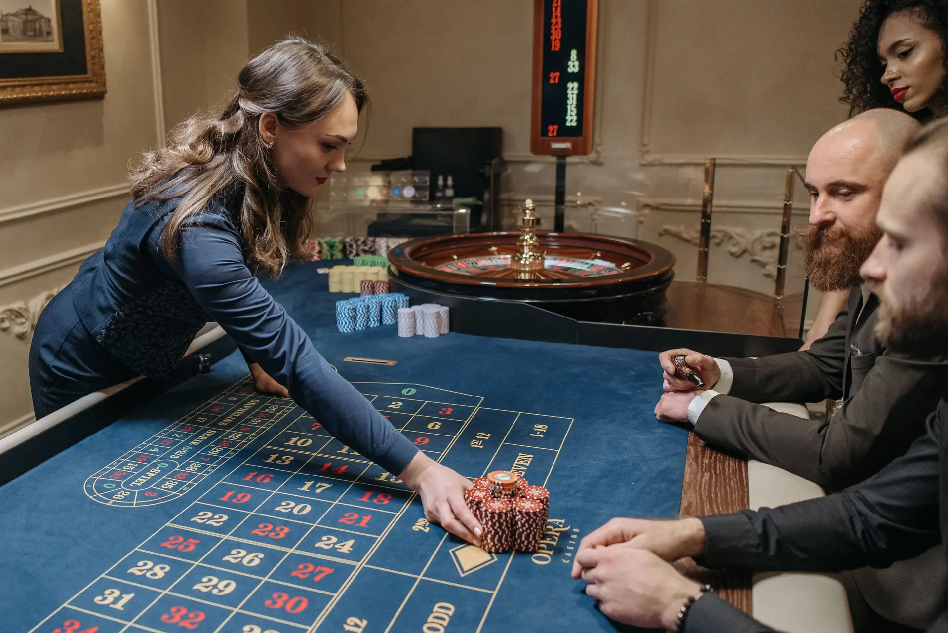 Krupje razvršča žetone na mizi za Blackjack