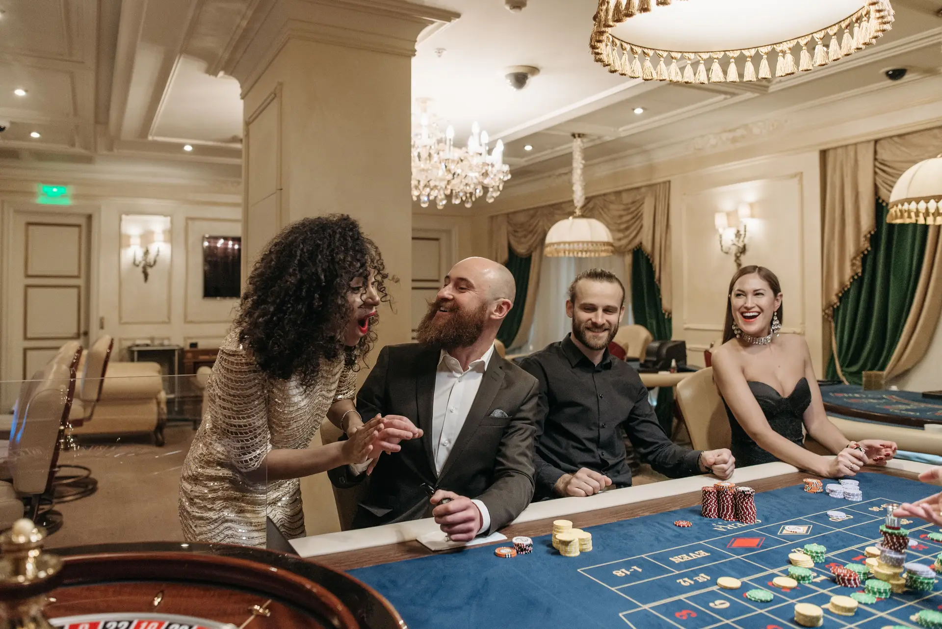 Poker miza z igralci v elegantni atmosferi